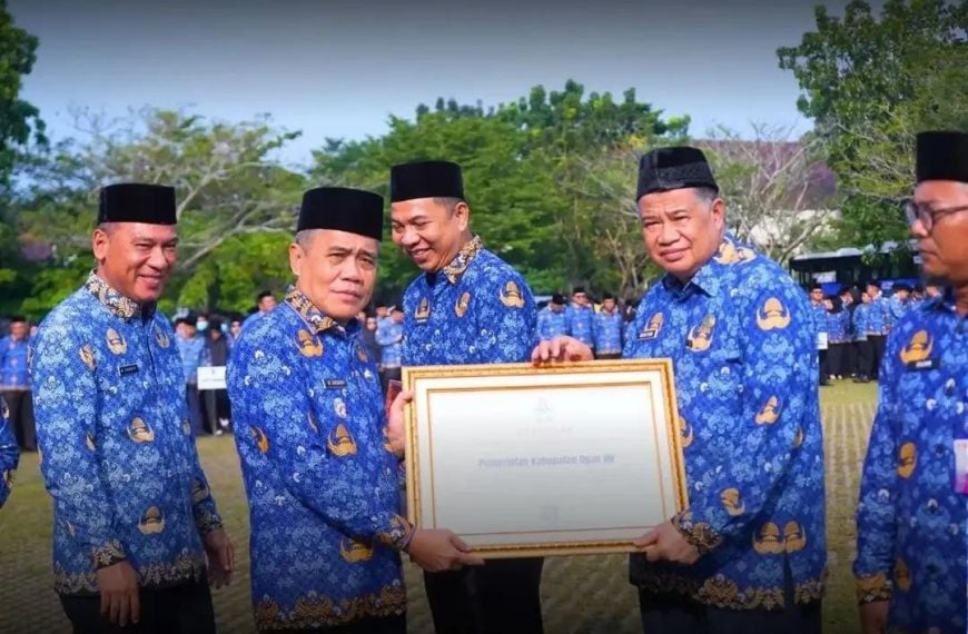 Wabup Ardani Serahkan Piagam Adhi Manawa Nugraha Pratama pada Apel Gabungan 2026